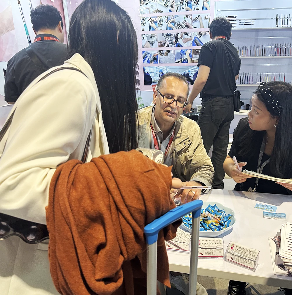 Cosmoprof HK 2024は、多くのネイルブラシの古いものと新しいフリインドに会いました。